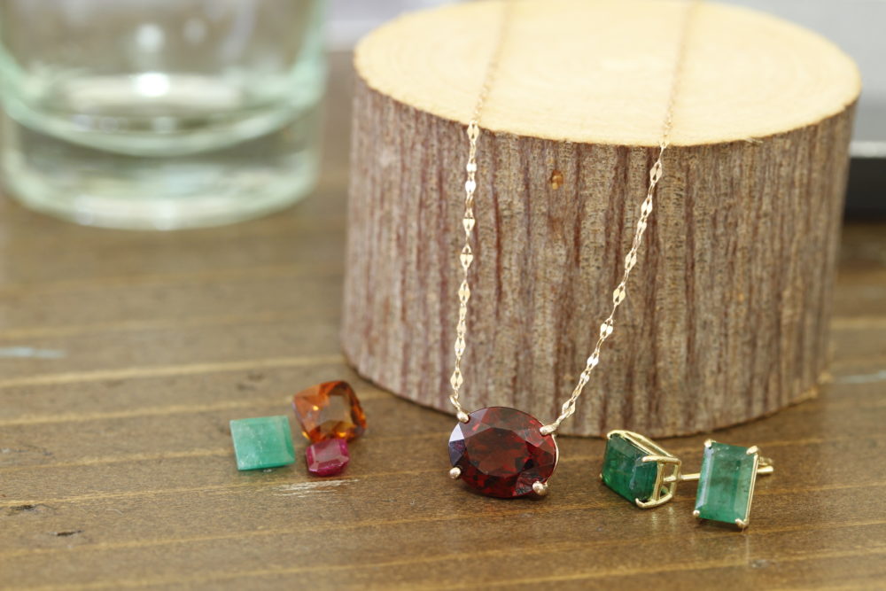 気に入ったルースを<br />
ネックレスやピアスに