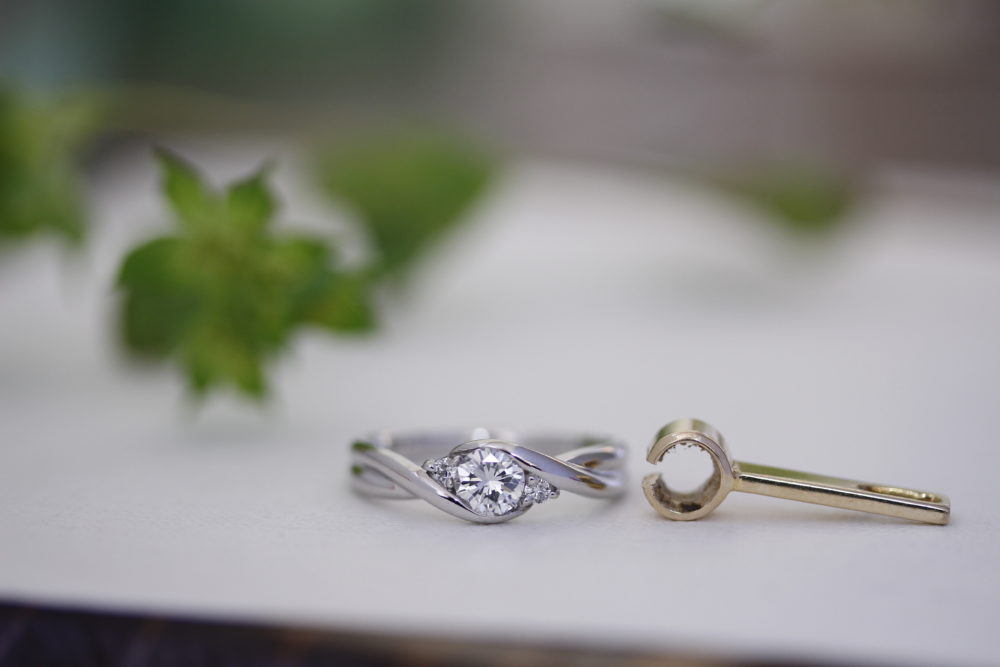 ペンダントトップから<br />
婚約指輪へ