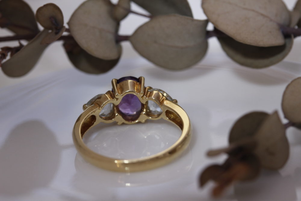 ゴージャスな宝石を今どき使えるアクセサリーに