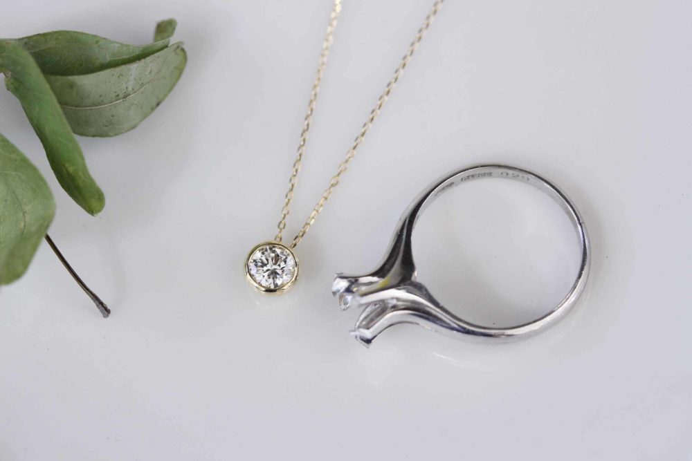 母の婚約指輪を<br />
娘のネックレスに