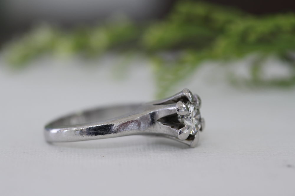 立爪の婚約指輪をネックレスにリフォーム