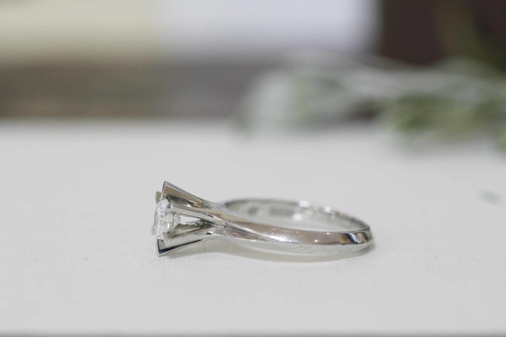 立爪の婚約指輪をネックレスにリフォーム