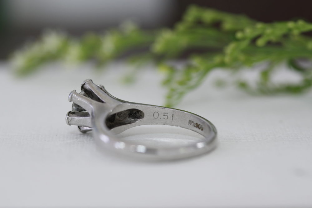 立爪の婚約指輪をネックレスにリフォーム