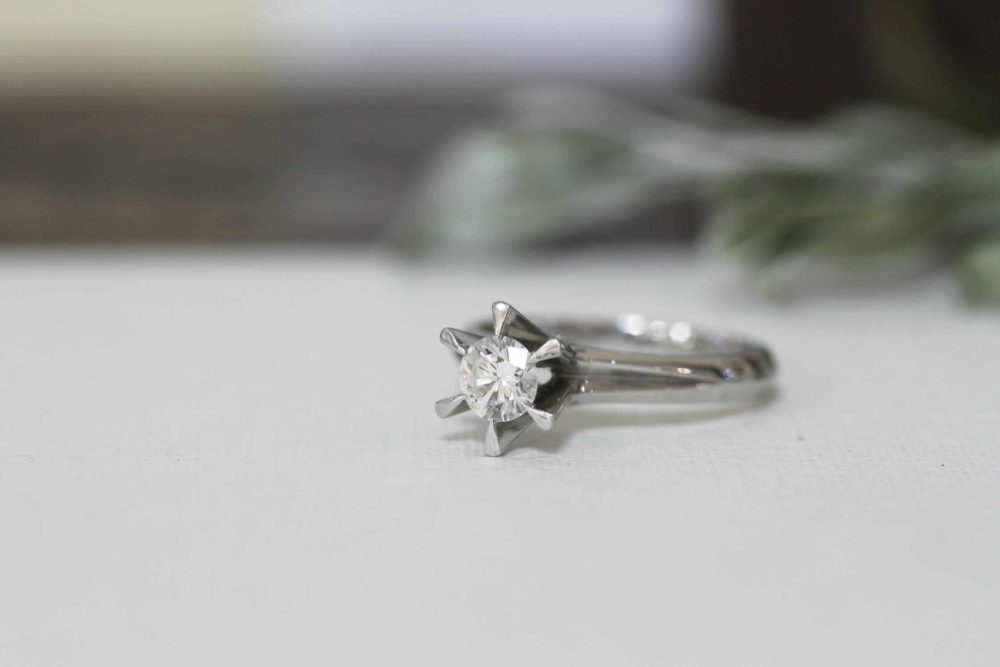 立爪の婚約指輪をネックレスにリフォーム