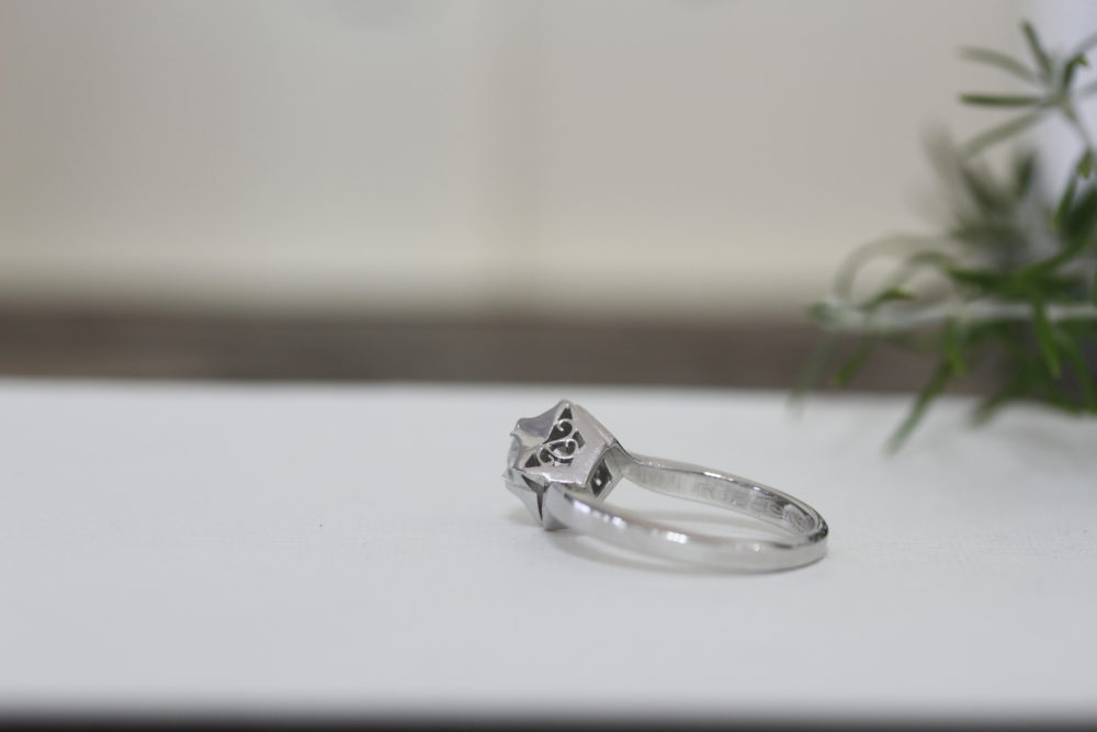 昔購入した指輪のダイヤを使ってプラチナのシンプルなデザインへと