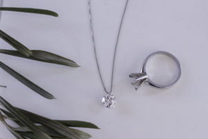 婚約指輪と、使わないリング達を