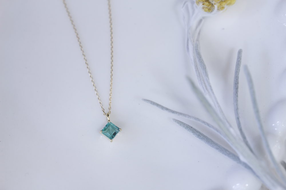 エメラルドの石を<br />
ネックレスに