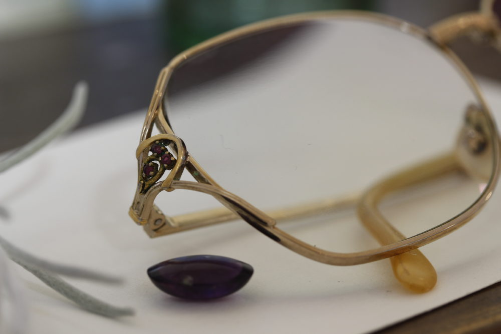 眼鏡についてたルビーを使ってプチネックレスへ