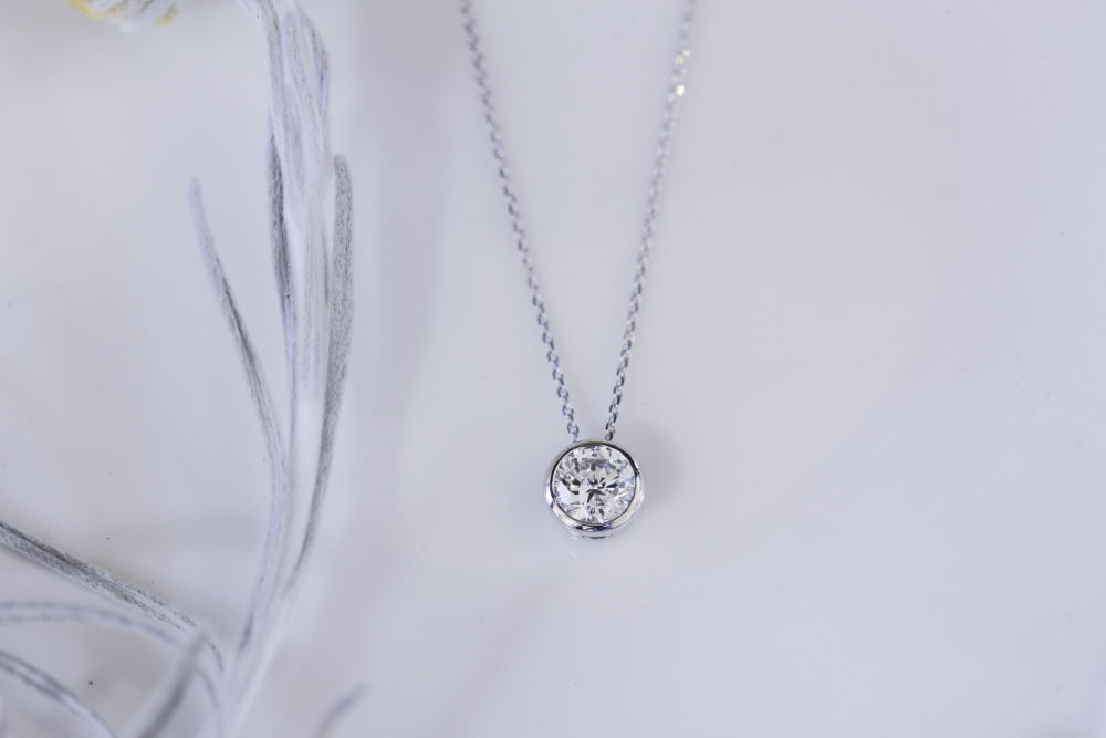 ベルトについてたダイヤを<br />
ネックレスに