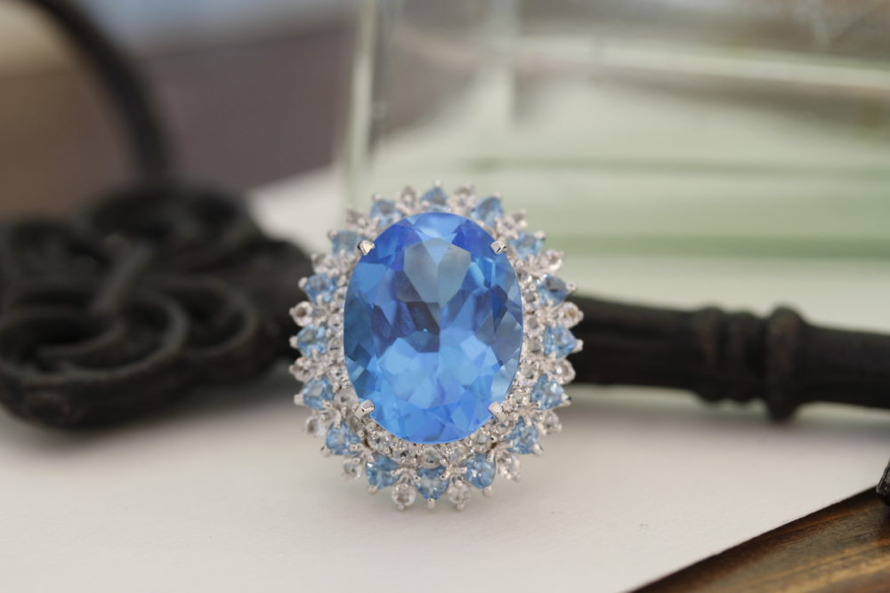 大きな大きなブルートパーズをブローチへと