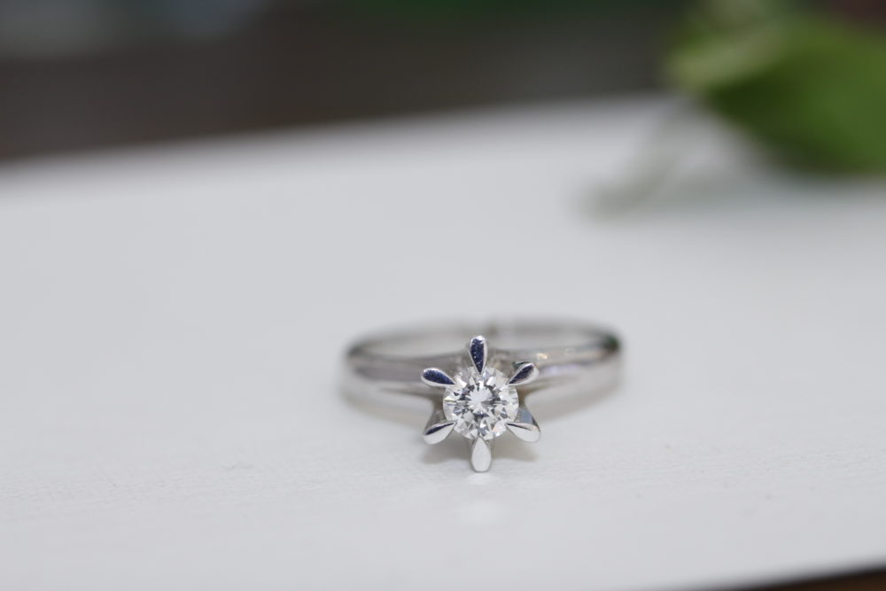 立爪の婚約指輪をネックレスにリフォーム