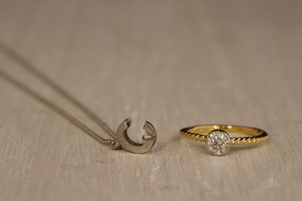 ネックレスから指輪へ