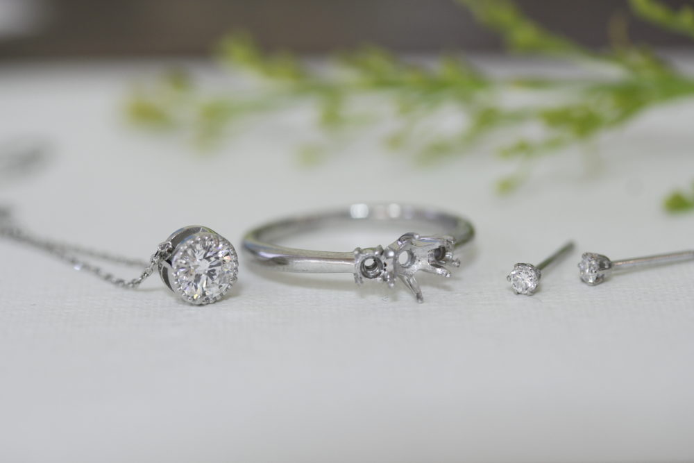 婚約指輪から<br />
ネックレスとピアスへと