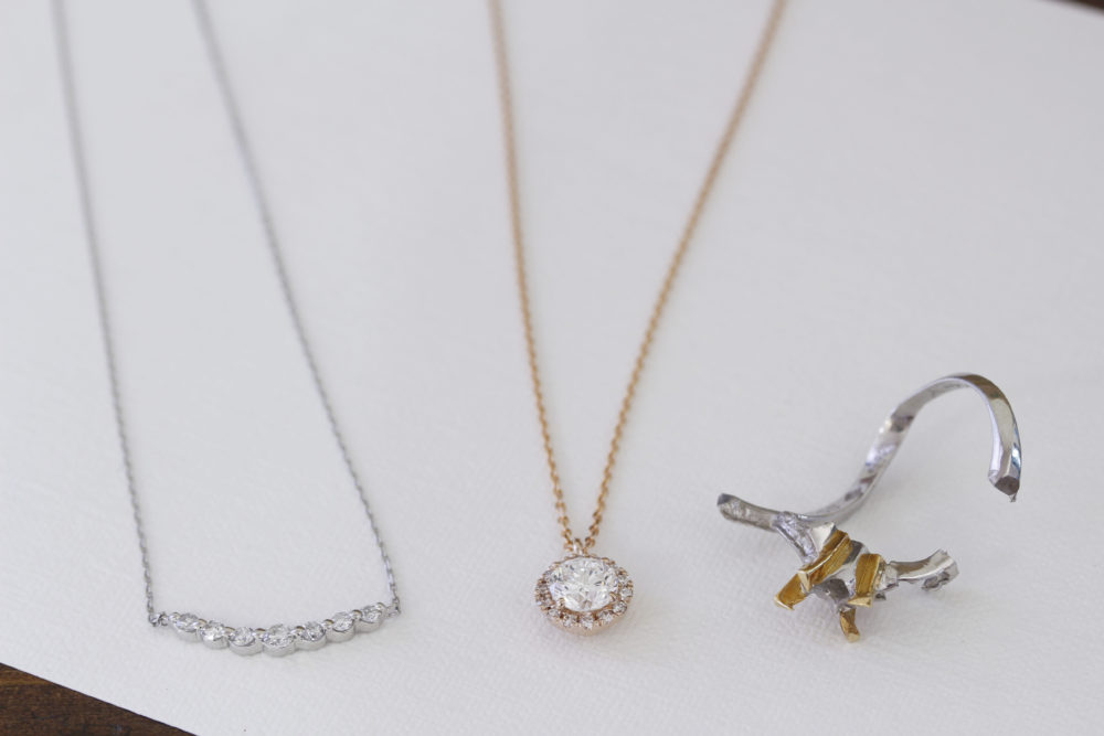 立爪婚約指輪を<br />
二つのネックレスへ					