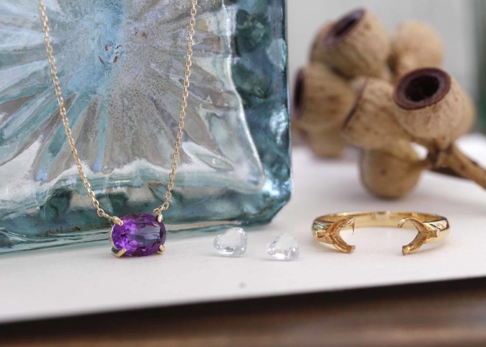 派手なや指輪を今どきなデザインに