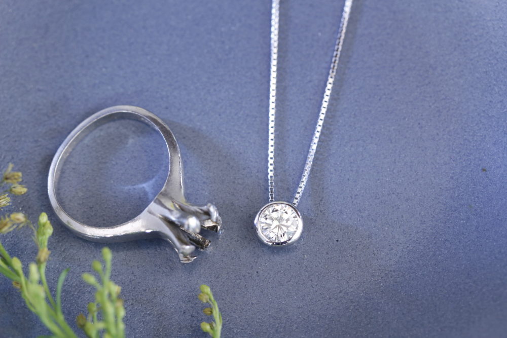 自分の婚約指輪を<br />
ネックレスに