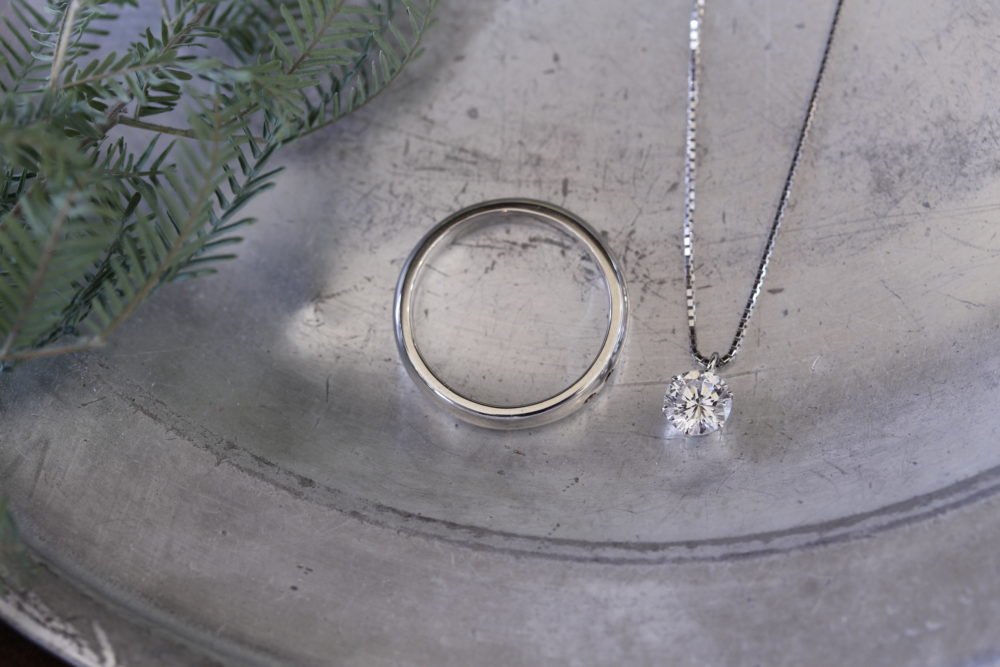 リングから<br />
リングとネックレスへと