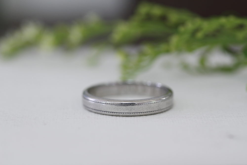 シンプルな婚約指輪をエタニティーリングに