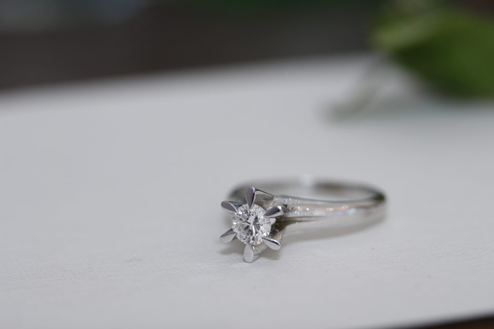 立爪の婚約指輪をネックレスにリフォーム