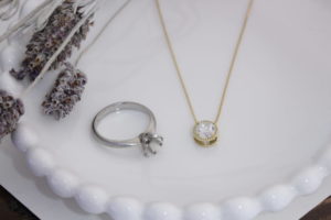 昔ながらのデザインを今どき使える指輪やネックレスへ