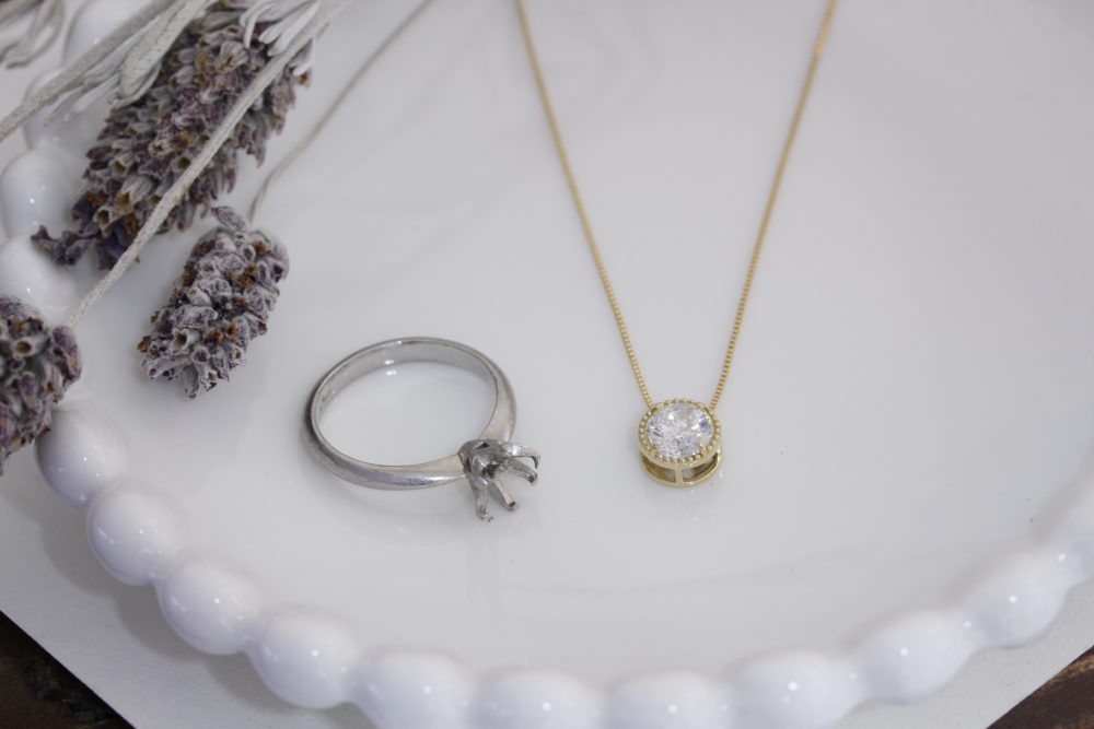 お母様の婚約指輪を<br />
娘さんのネックレスに