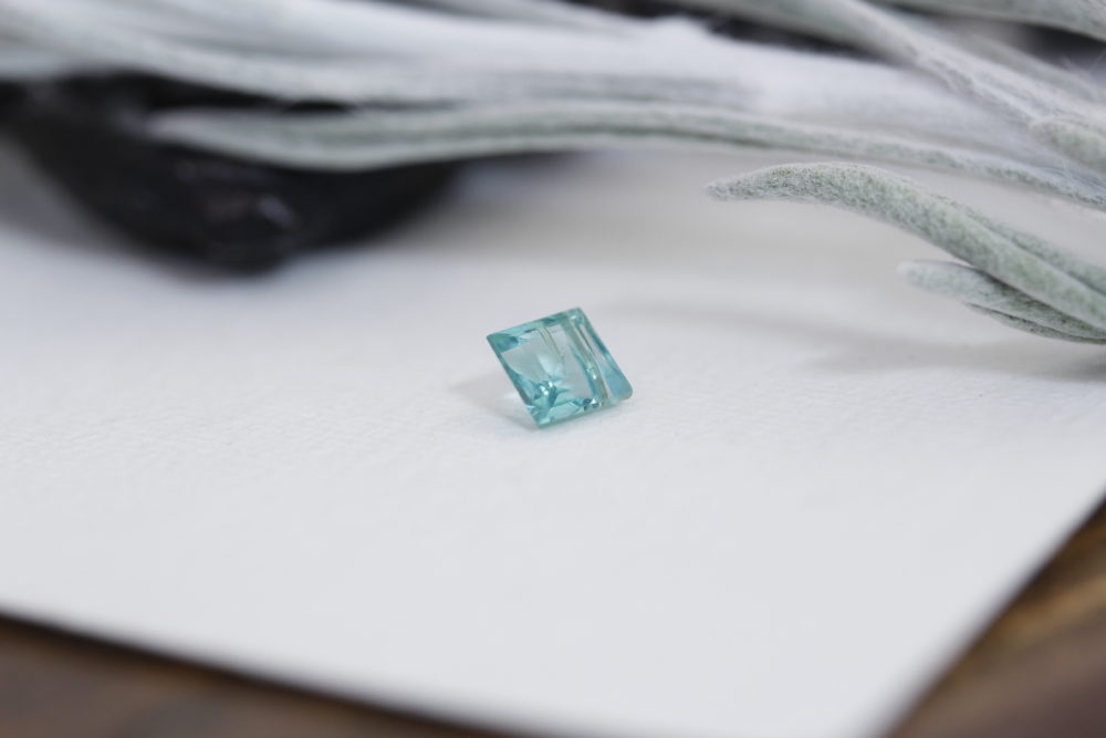 エメラルドの石をネックレスに加工