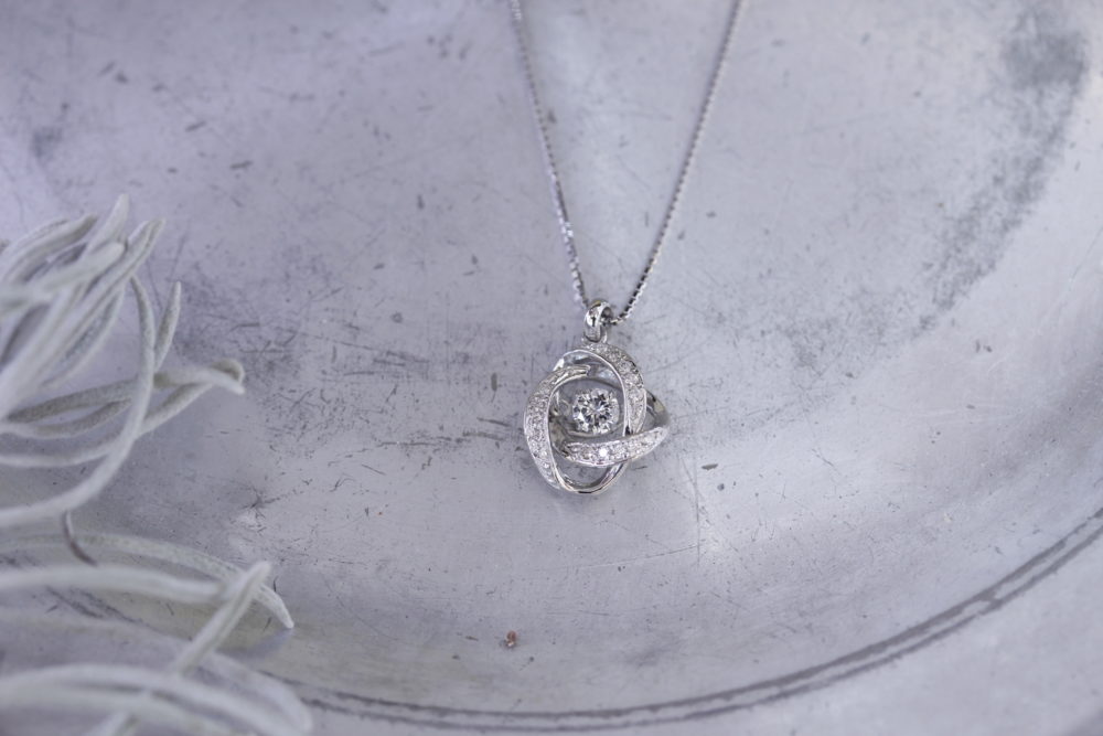 リングからネックレスへ