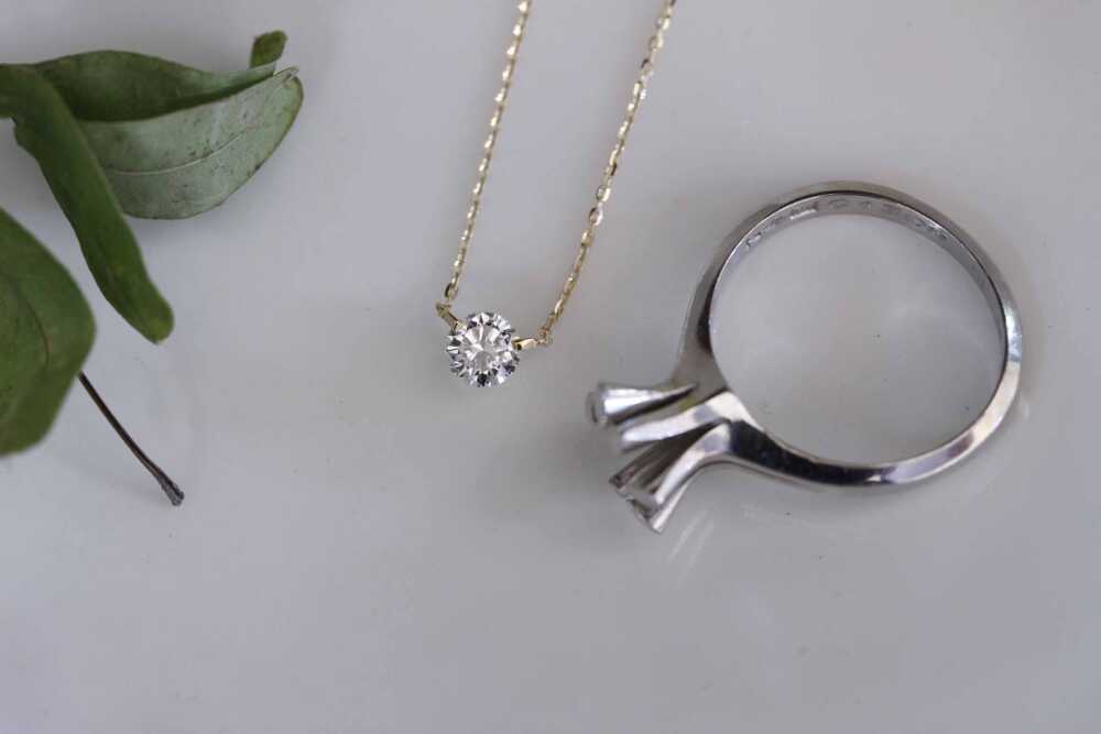 昔購入した指輪のダイヤを使ってスッキリとしたデザインへと