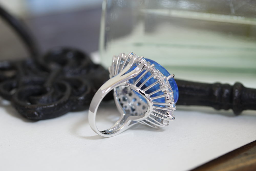 大きな大きなブルートパーズをブローチへと