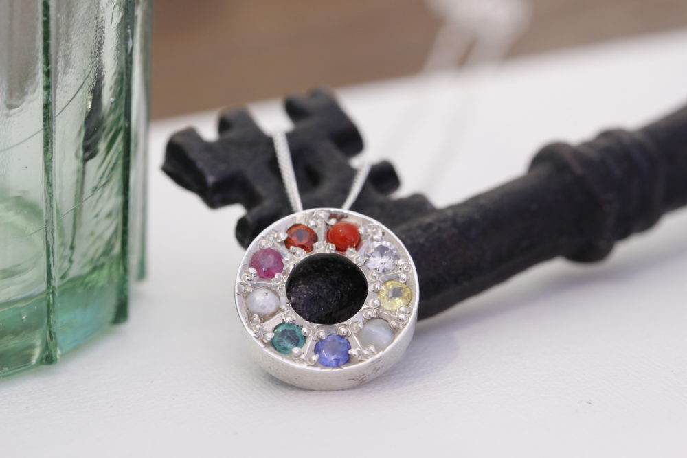 色々な石のネックレスをエタニティーリングに