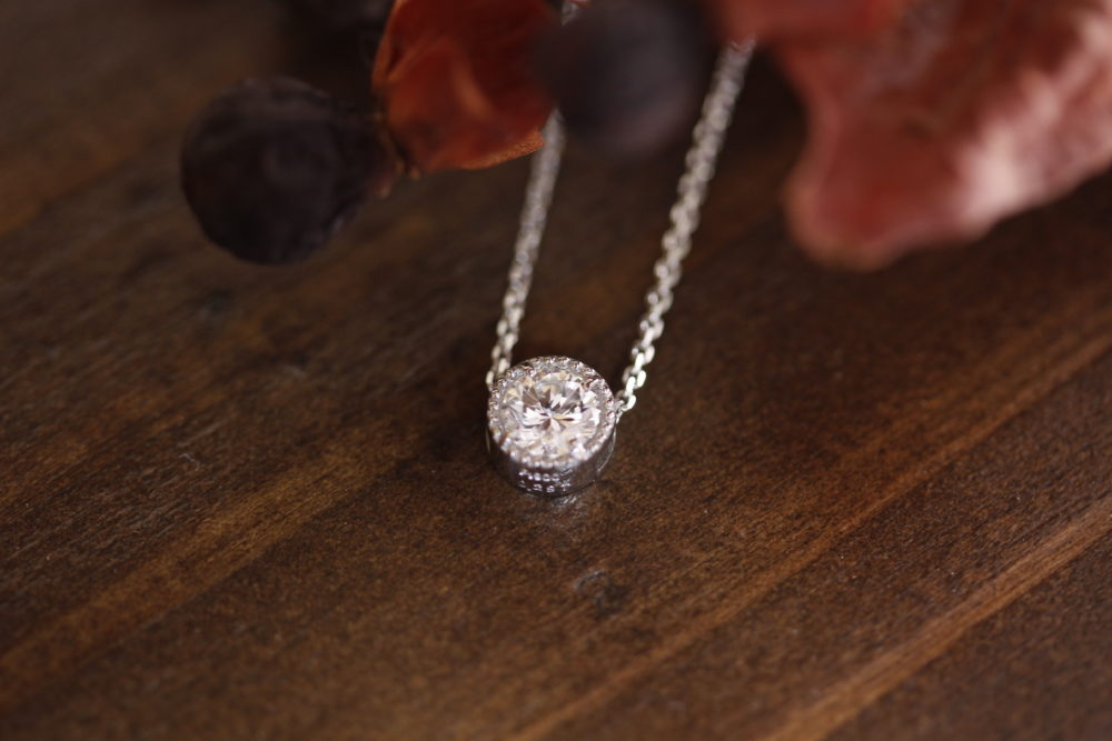 立爪婚約指輪を<br />
プチネックレスへと