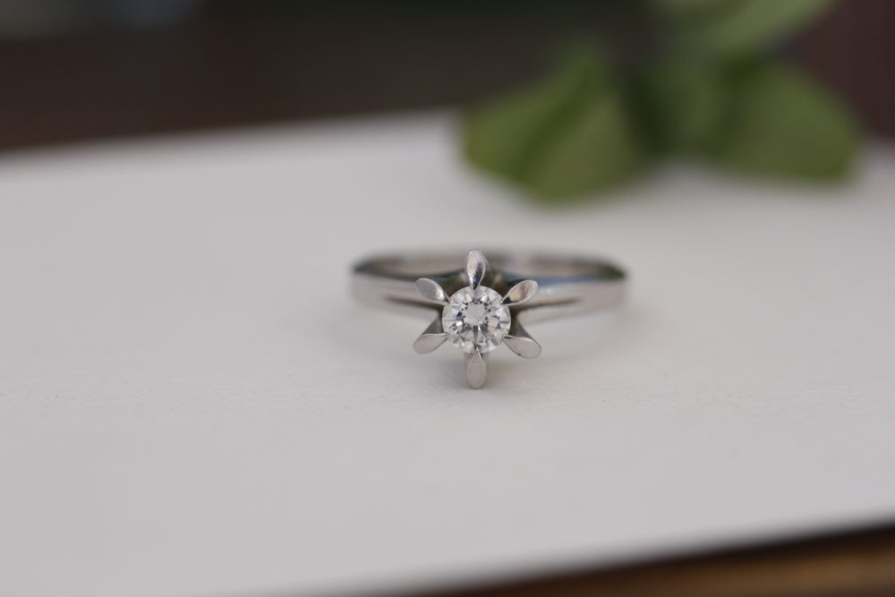 昔購入した指輪のダイヤを使ってスッキリとしたデザインへと