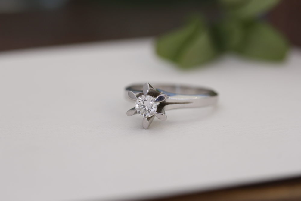 昔購入した指輪のダイヤを使ってスッキリとしたデザインへと