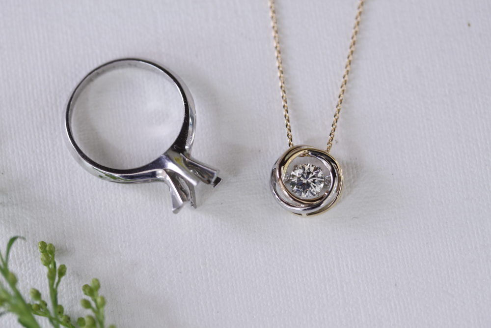 母の婚約指輪を<br />
娘のネックレスに