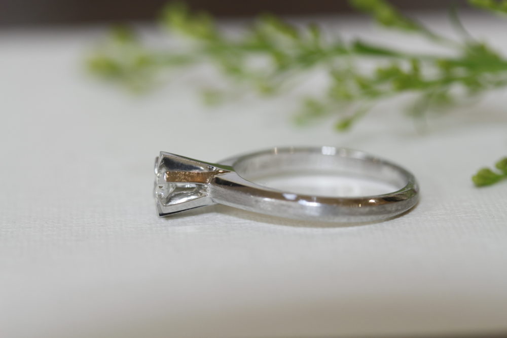 母親の婚約指輪を使って彼女の婚約指輪へと