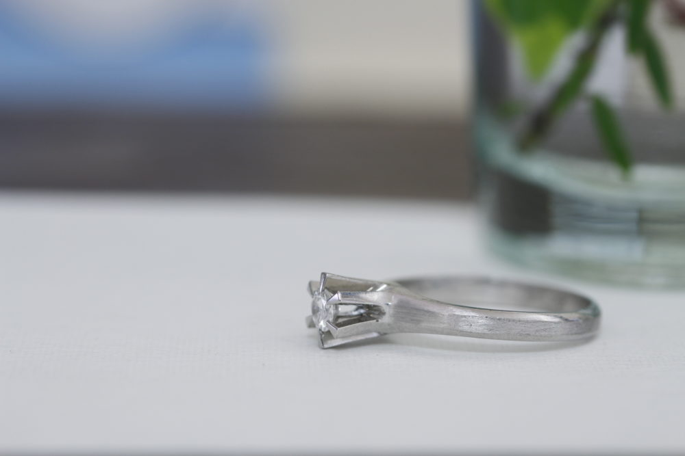 昔購入した指輪のダイヤを使ってキラキラ揺れるネックレスへと