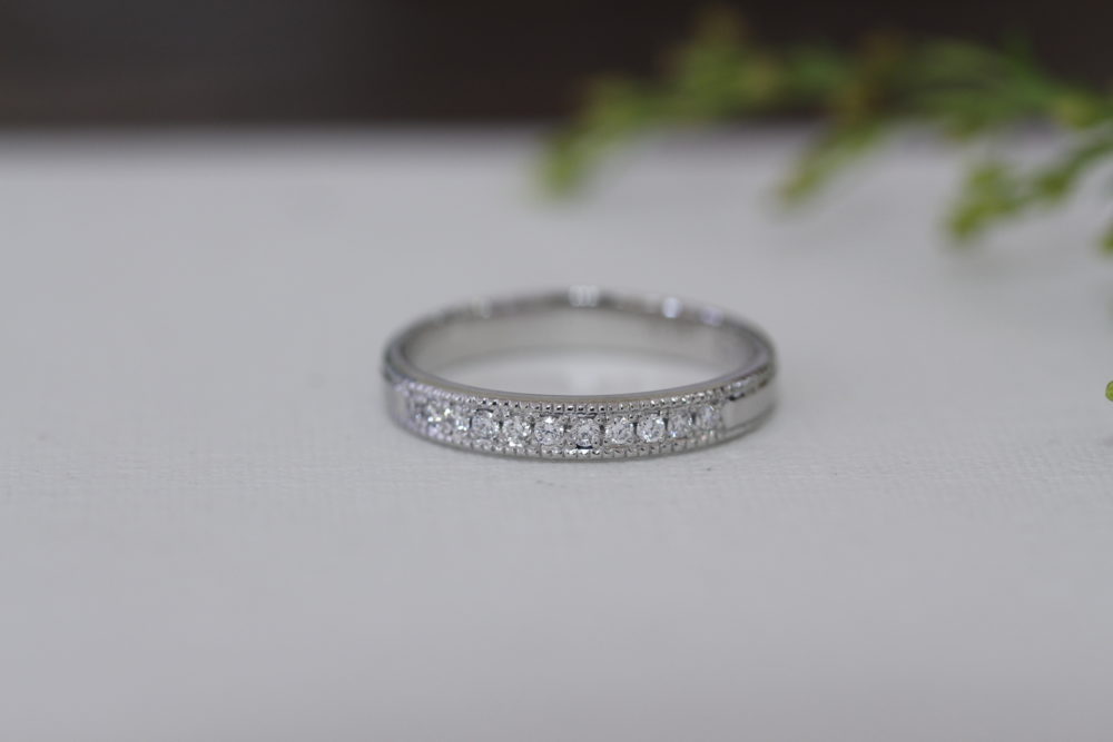 シンプルな婚約指輪をエタニティーリングに