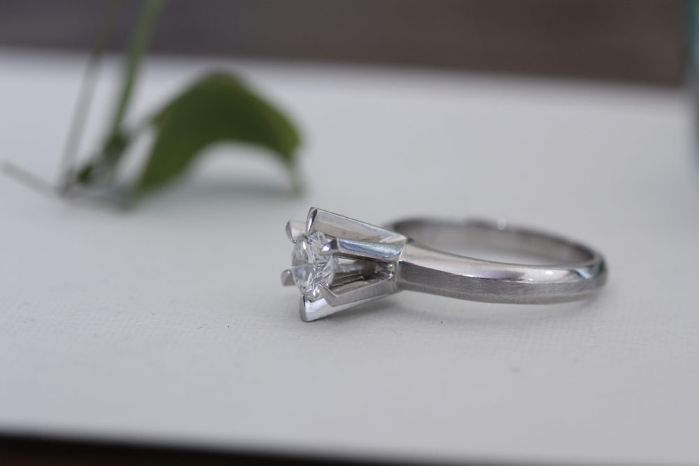 婚約指輪のダイヤを使って普段使いのできるリングとネックレスへとリメイク