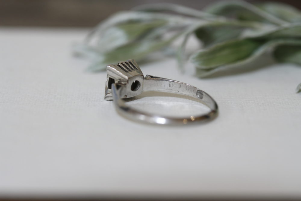 昔購入した指輪のダイヤを使ってシンプルなリングへと