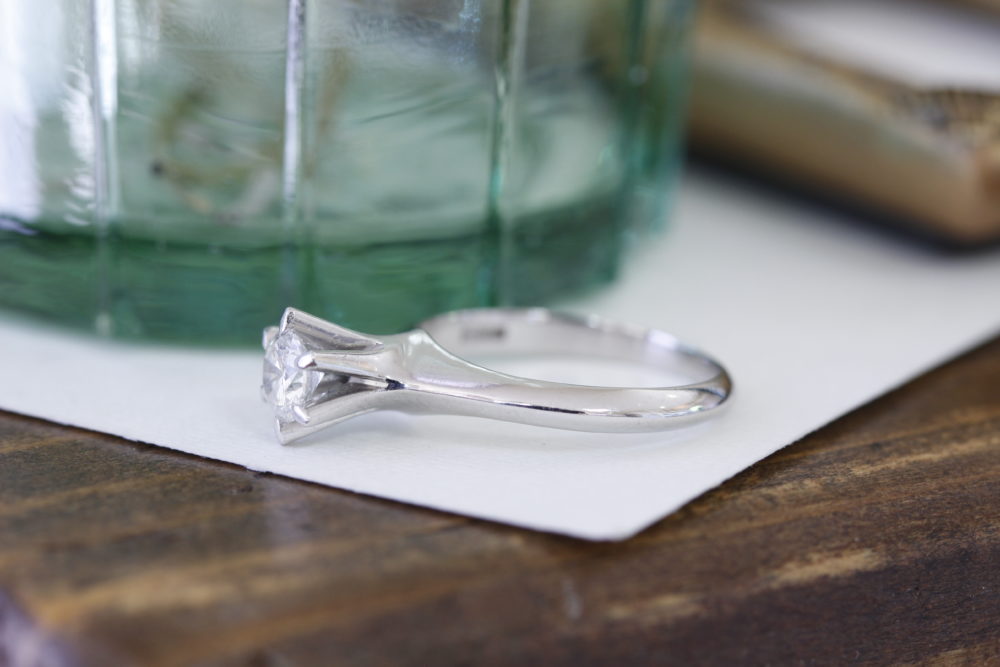 昔の婚約指輪をシンプルなネックレスへと