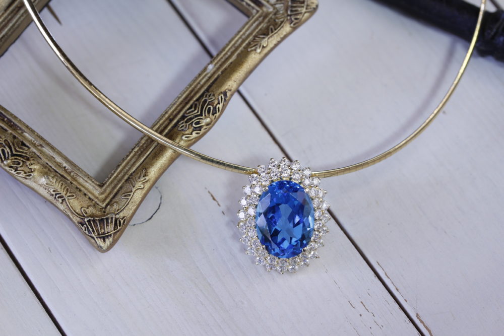 大きな石のついた指輪を<br />
ネックレスのトップに