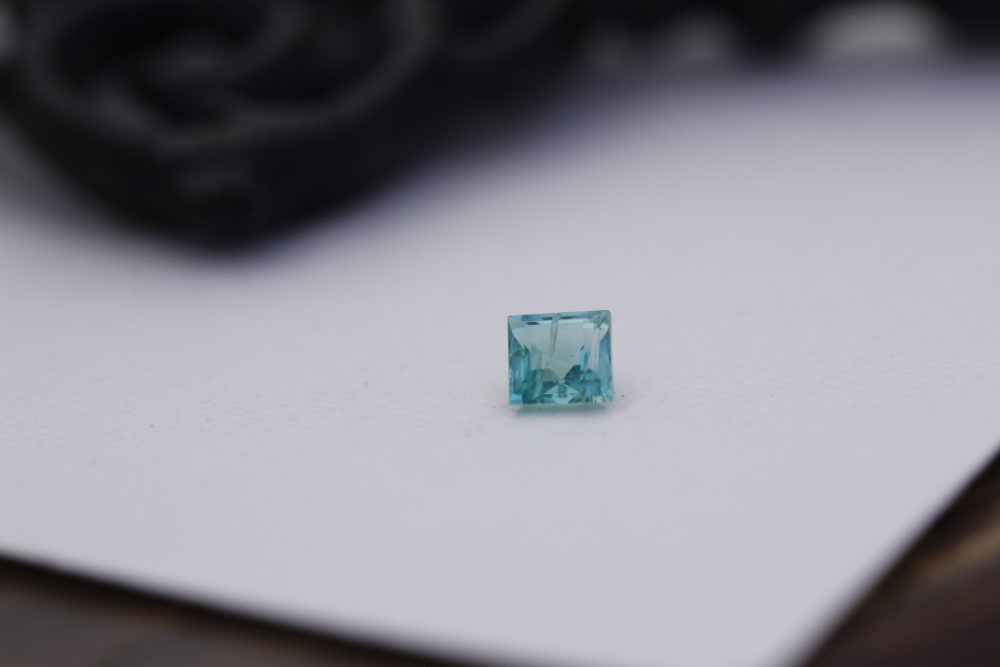 エメラルドの石をネックレスに加工