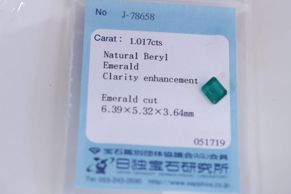 気に入ったエメラルドを探してネックレスへと