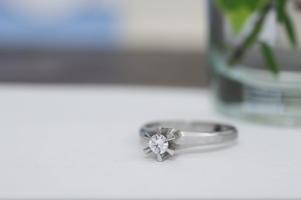 昔購入した指輪のダイヤを使ってキラキラ揺れるネックレスへと