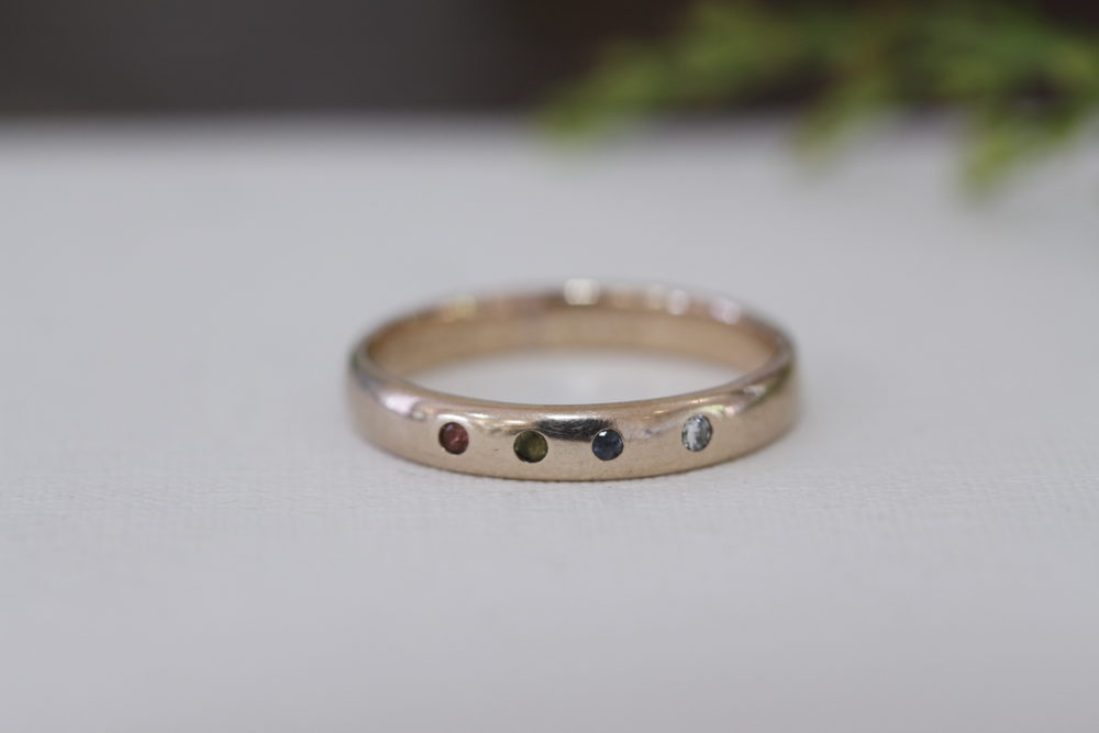 結婚指輪に<br />
子供たちの誕生石を