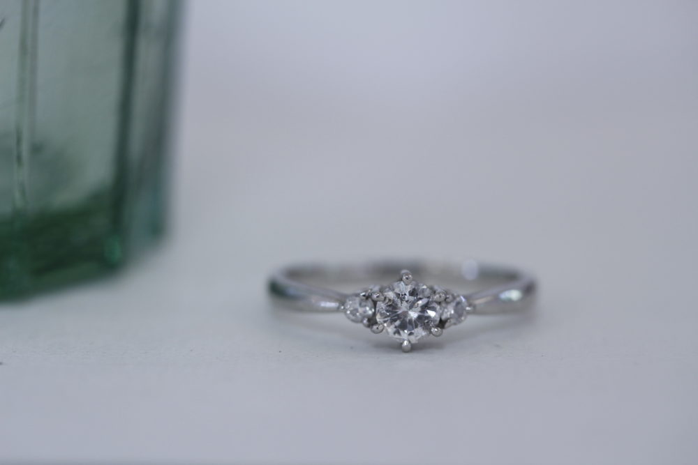 ダイヤの指輪をシンプルなリングとピアスへと