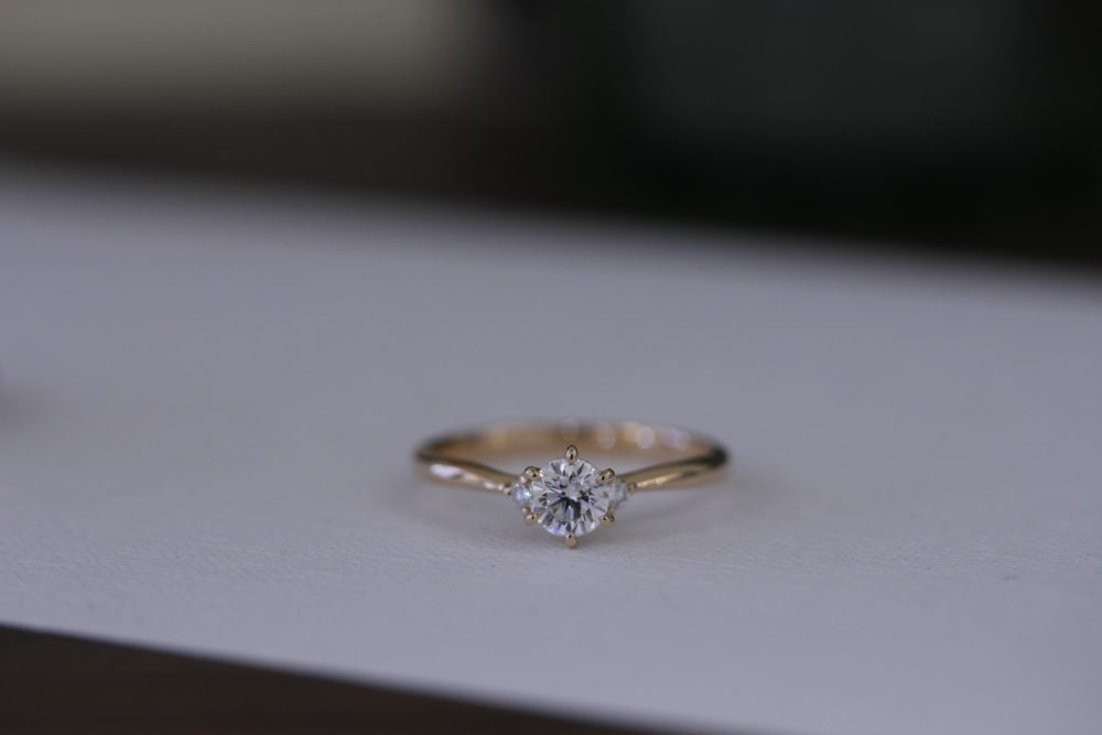 立爪の婚約指輪から<br />
シンプルなリングへ