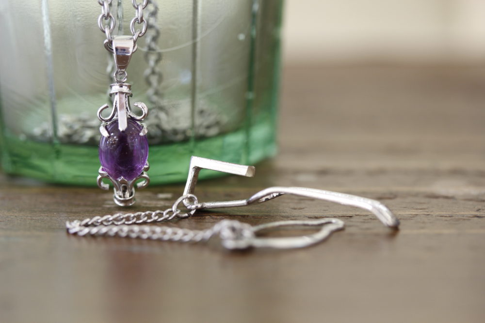 アメジストのタイバーからメンズのネックレスへと