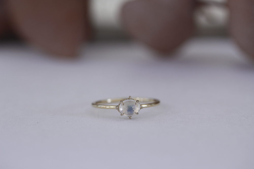 昔のデザインのリングを普段使いができるデザインへと<br />
パールのイヤリングをピアスへと