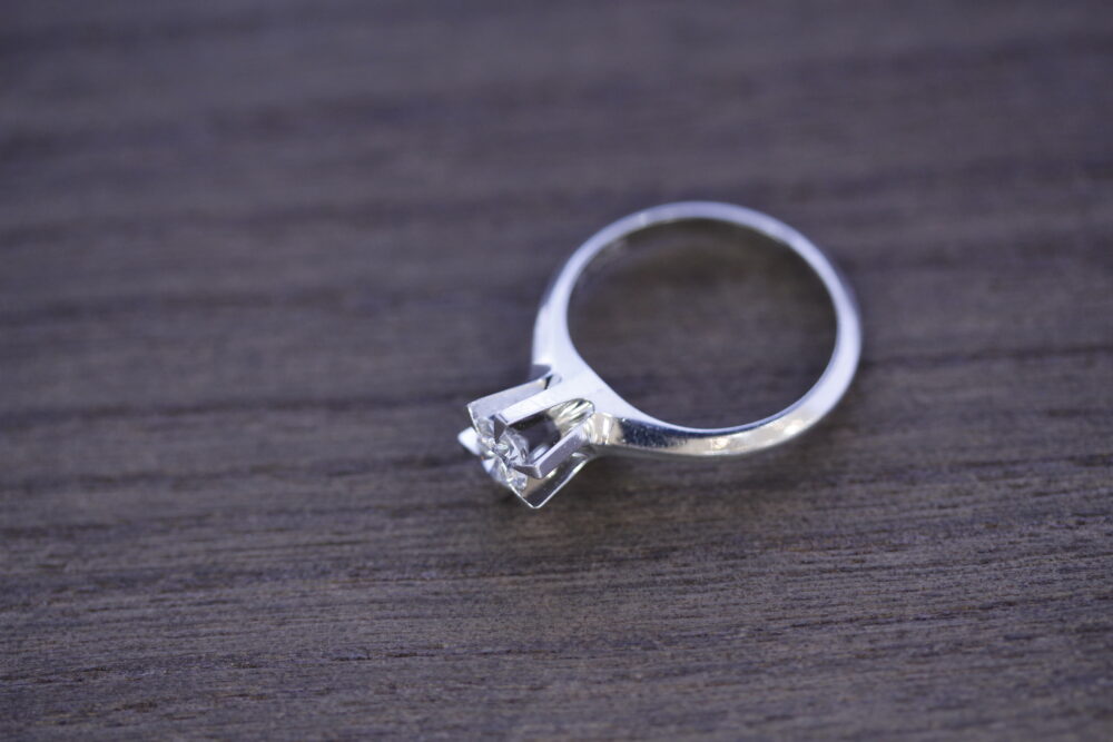 立爪婚約指輪を気に入ったデザインに